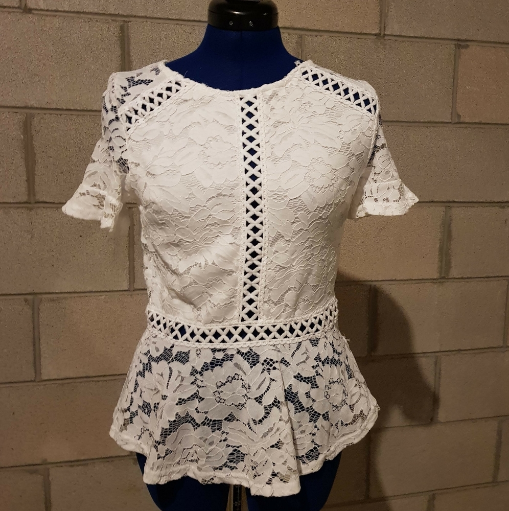 ♧WHITE LACE PEPLUM TOP♧